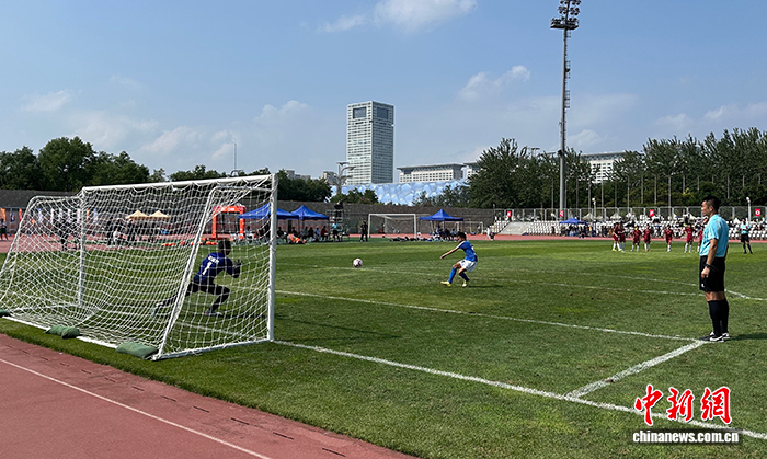 第42届滴滴百队杯两地同日落幕，绿茵场上演“奔